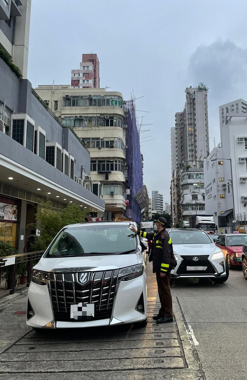 警夥食環署油麻地打擊阻街違例 發8張告票及傳票 星島日報